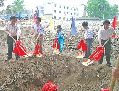 梁平文化鎮(zhèn)小學(xué)昨日建新校 可抗六級(jí)地震