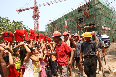 禮讓鎮(zhèn)學生到建筑工地感謝建筑工人