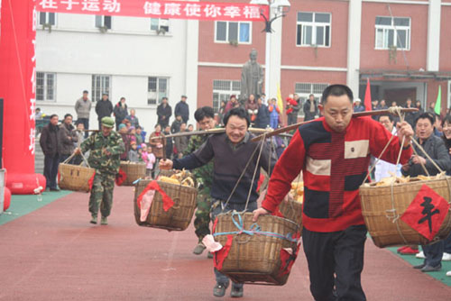 禮讓鎮(zhèn)：趣味運動會農(nóng)民笑哈哈