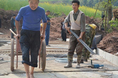 施工人員正在鋪扎橋面鋼筋（楊順 攝）