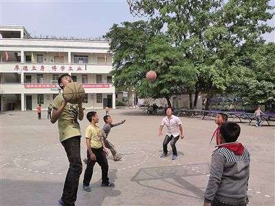 外鎮(zhèn)娃到柏家上幼兒園(圖)