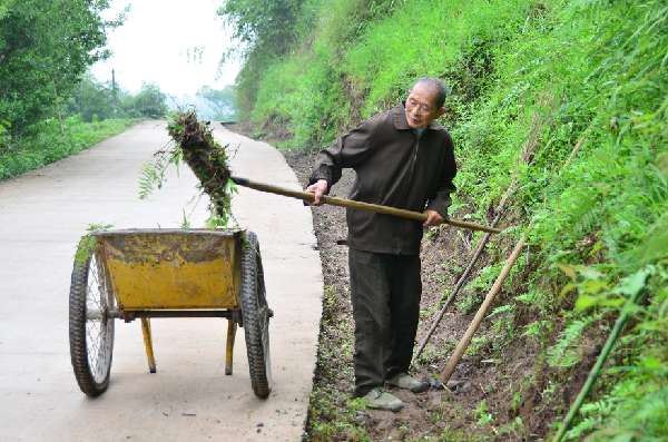 明達鎮(zhèn)退休教師護路12載 被稱“當(dāng)代愚公”