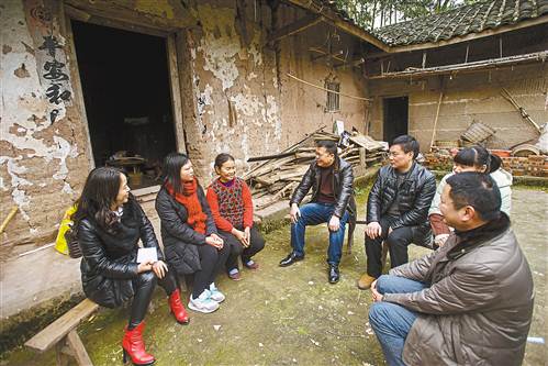 2月16日，梁平縣和林鎮(zhèn)蔡家村三組，鎮(zhèn)干部看望孤兒大學(xué)生劉忠麗，并為她聯(lián)系實習(xí)單位