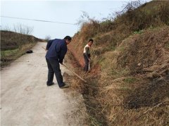 梁平：安勝鎮(zhèn)村民自發(fā)清理水溝 保障道路出行安全