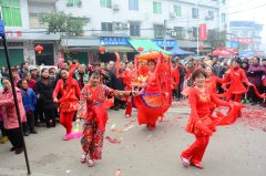 梁平：仁賢鎮(zhèn)劃彩龍船歡天喜地過新年