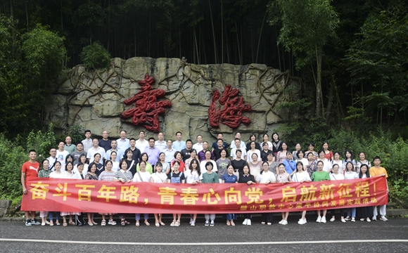 璧山游客在梁平壽海景點(diǎn)合影留念。梁平區(qū)文化和旅游發(fā)展委員會(huì)供圖 華龍網(wǎng)發(fā)