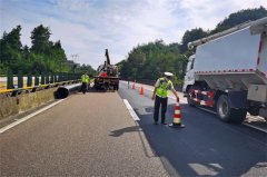 市高速執(zhí)法二支二大隊：為群眾辦實事 及時幫助司機保道路暢通獲好評